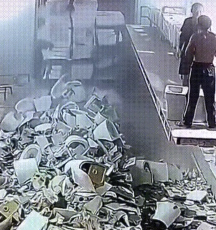 Грузчик года: неуклюжий парень одним движением обнулил результаты работы завода