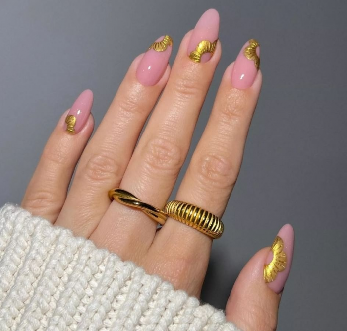 Маникюр на 8 Марта: идеи с фото