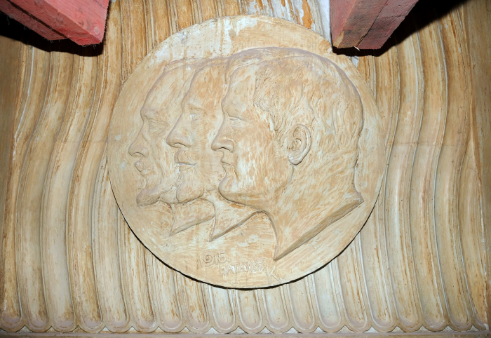 ВТБ: под потолком Дома Радио нашли барельеф — портрет архитекторов здания