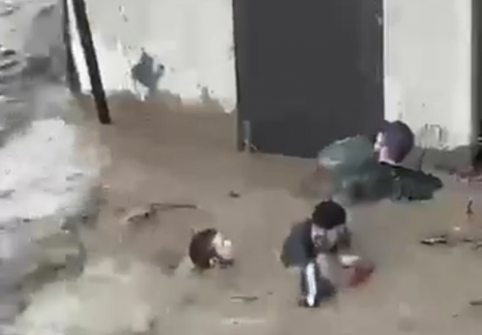 «Увидел тонущего соседа»: как жители Махачкалы приходят на помощь друг другу — и спасают жизни