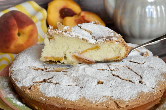 Пышная шарлотка с персиками