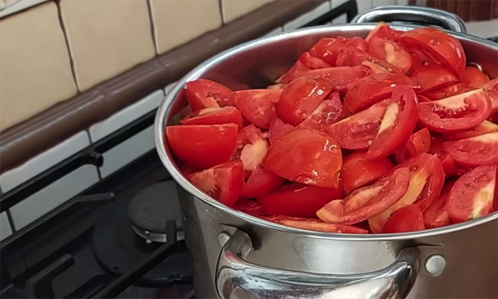 Густой «Осенний соус» из помидоров и яблок на зиму без уксуса: простой рецепт за 40 минут