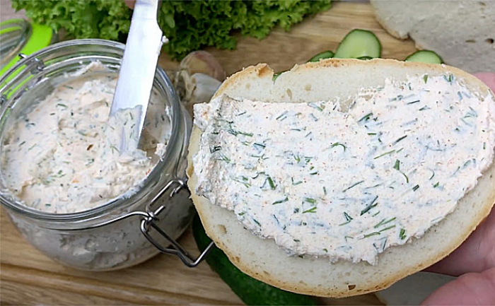 Превращаем замороженный пакет кефира в домашний сыр. Просто убираем лишнюю влагу