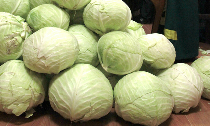 Просто добавьте в капусту ложку манки и у вас есть основа для вкуснейшего пирога