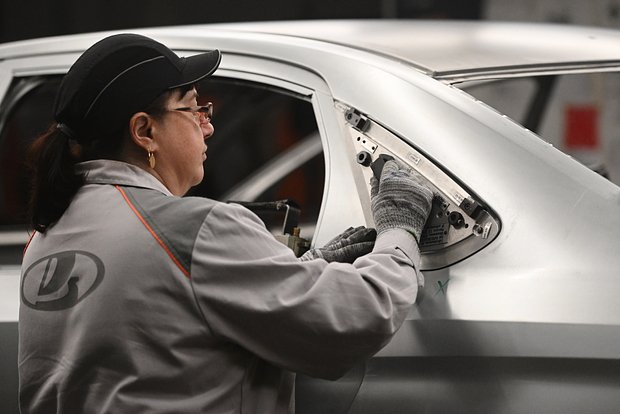 «Это новая реальность» Российский авторынок пережил сильнейшие потрясения в 2025 году. Что будет с ценами на авто в 2026 году?