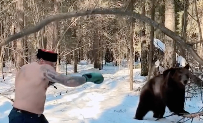 Странная тренировка казаков поставила в тупик западных спортсменов: в ней участвует медведь