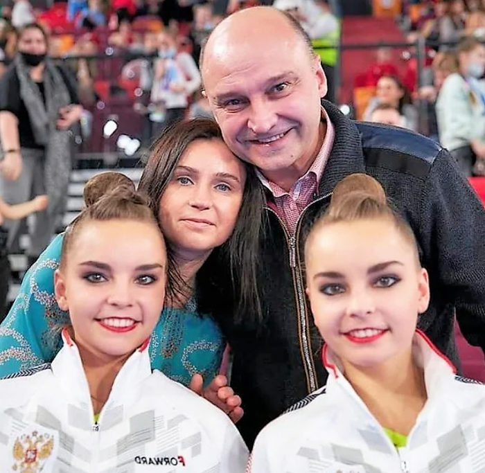 «Она им просто открыла дверь»: как старшая сестра Авериных повлияла на судьбу Дины и Арины и стала мамой в 2023 году