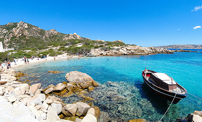 Посреди Средиземного моря есть остров, который живет иначе чем мир вокруг. Здесь связи, дорог и даже туристов