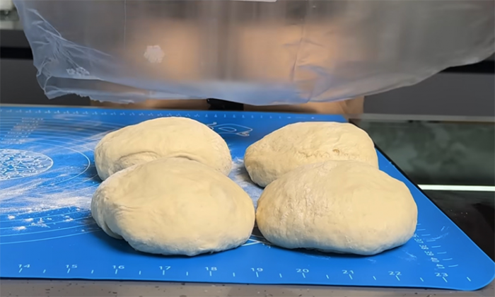 Настоящая пицца Пепперони по итальянскому рецепту. Тесто идеальное: даже если сьесть вечером, тяжести не будет