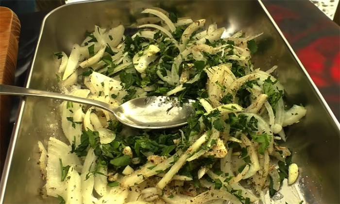 Смешали лук с крабовыми палочками. Простая закуска, которая всех удивит