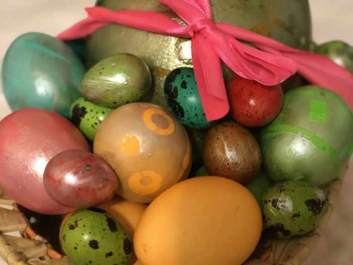 Луковая шелуха вышла из моды: 2 модных оттенка пасхальных яиц, от которых все ахнут