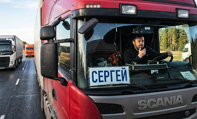 Дальнобойщики часто пишут свои имена на лобовом стекле. Как табличка помогает на трассе