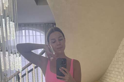 Певица Наталья Подольская снялась в облегающем комбинезоне