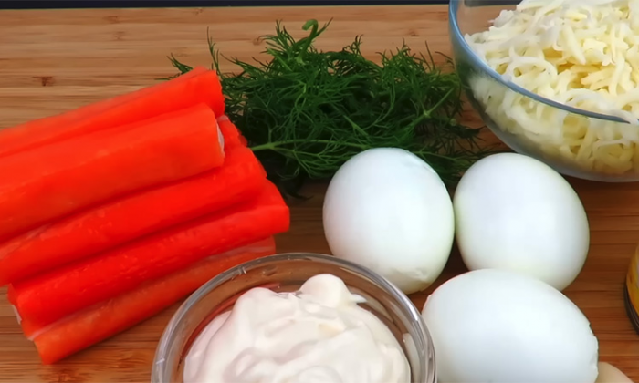 Прячем крабовый салат в хрустящие «кармашки»: порционная, праздничная подача