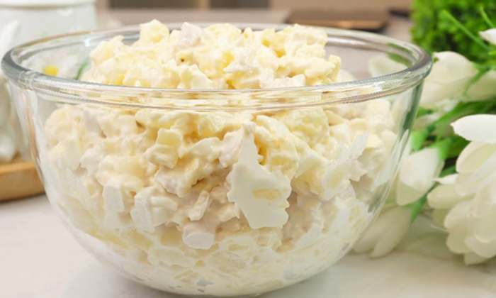 Свежая идея для салата на новогоднем столе. Куриная грудка, сыр и немного ананаса