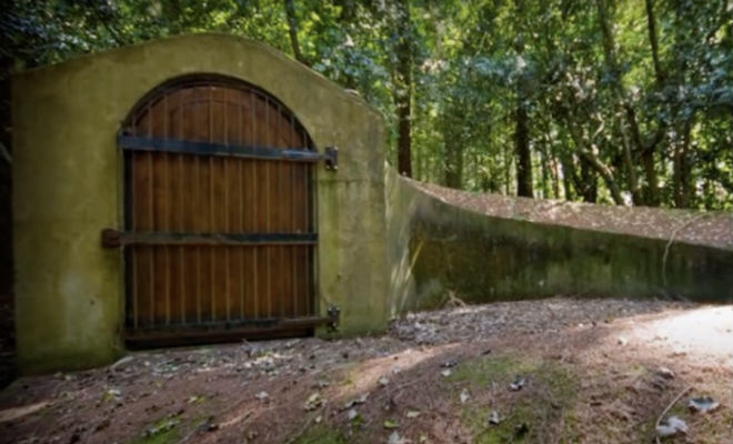 Поисковики нашли на дне озера люк и спустились в подводную комнату, закрытую 130 лет