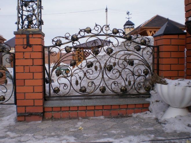 Кованые заборы: разновидности, преимущества и уход (102 фото)