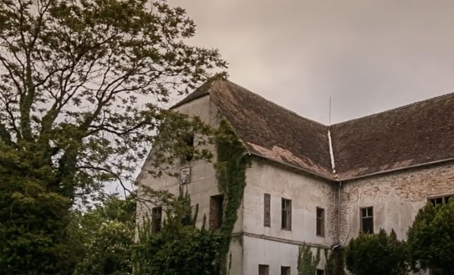 Купили дом и нашли тайную комнату: дверь не открывали 102 года