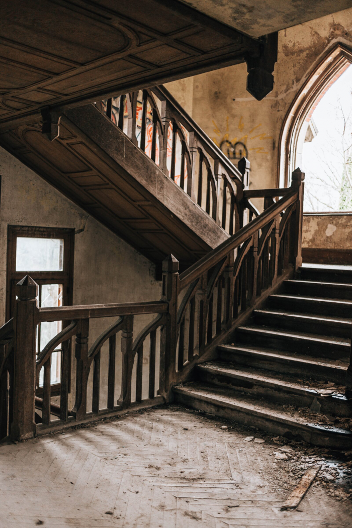 Женщина нашла заброшенный особняк посреди леса и зашла в него. Внутри был построен настоящий лабиринт: видео