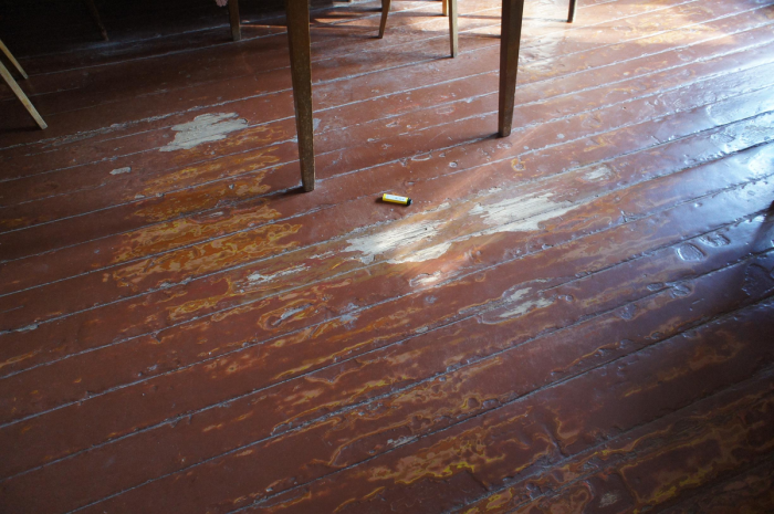 Бабушка красила полы в коричневый цвет каждую весну. Я думал — традиция. Оказалось, наши предки были хитрее, чем мы думаем