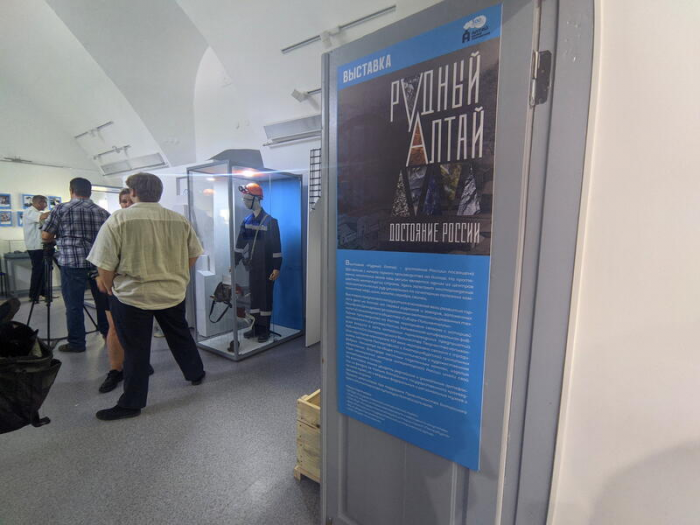 От шахтерского снаряжения до уральской мозаики. В Барнауле открыли выставку "Рудный Алтай"