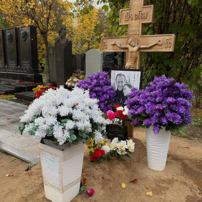 Анастасия Волочкова устроила скандал из-за могилы Майи Плисецкой: «Горка песка и табличка»