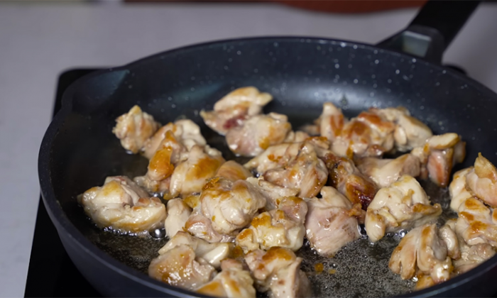 Рецепт дежурной подливы для всегда сочной курицы: сметана с чесноком и луком