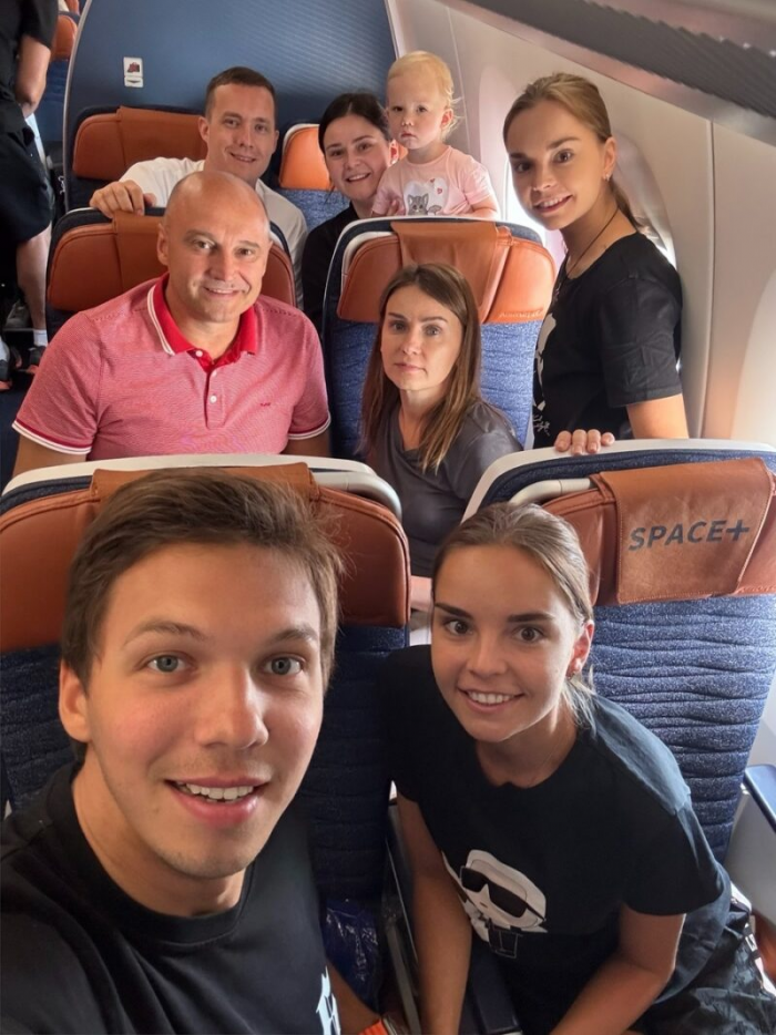 «Она им просто открыла дверь»: как старшая сестра Авериных повлияла на судьбу Дины и Арины и стала мамой в 2023 году