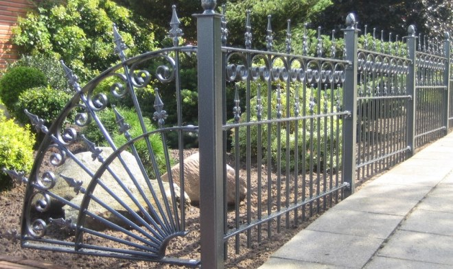 Кованые заборы: разновидности, преимущества и уход (102 фото)
