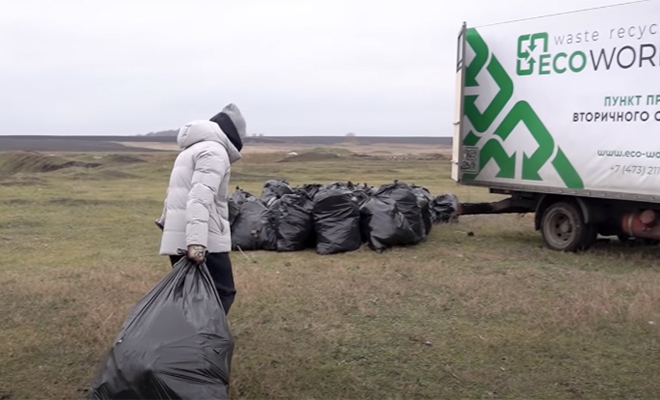 Безработного наняли убрать поле мусора, дали деньги, а потом незаметно подсмотрели, на что он их потратит