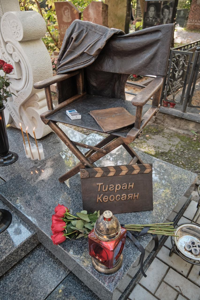 Как выглядит памятник на могиле Тиграна Кеосаяна: где похоронен режиссер