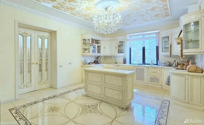 В Барнауле продают "дом мечты за полцены" с единорогом и ванной комнатой кровавых оттенков