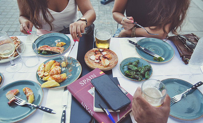 Зумерам не интересны пляжи и достопримечательности. Новое поколение летает по миру только с одной целью — поесть