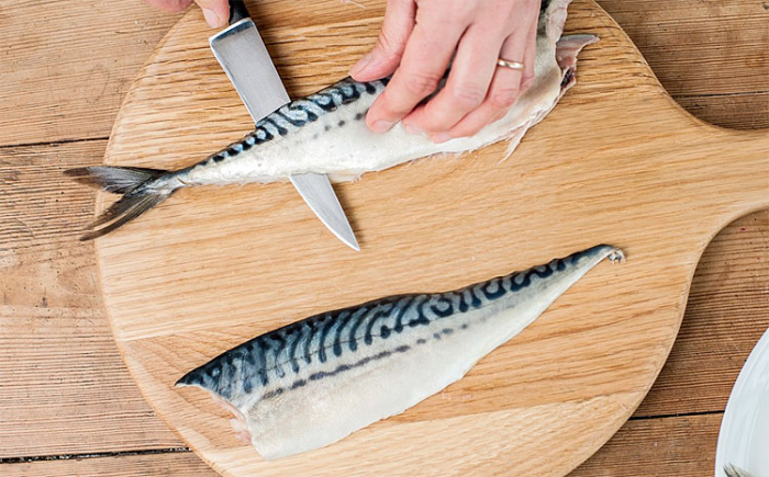 Готовим скумбрию в духовке без костей. Можно подать даже как главное блюдо