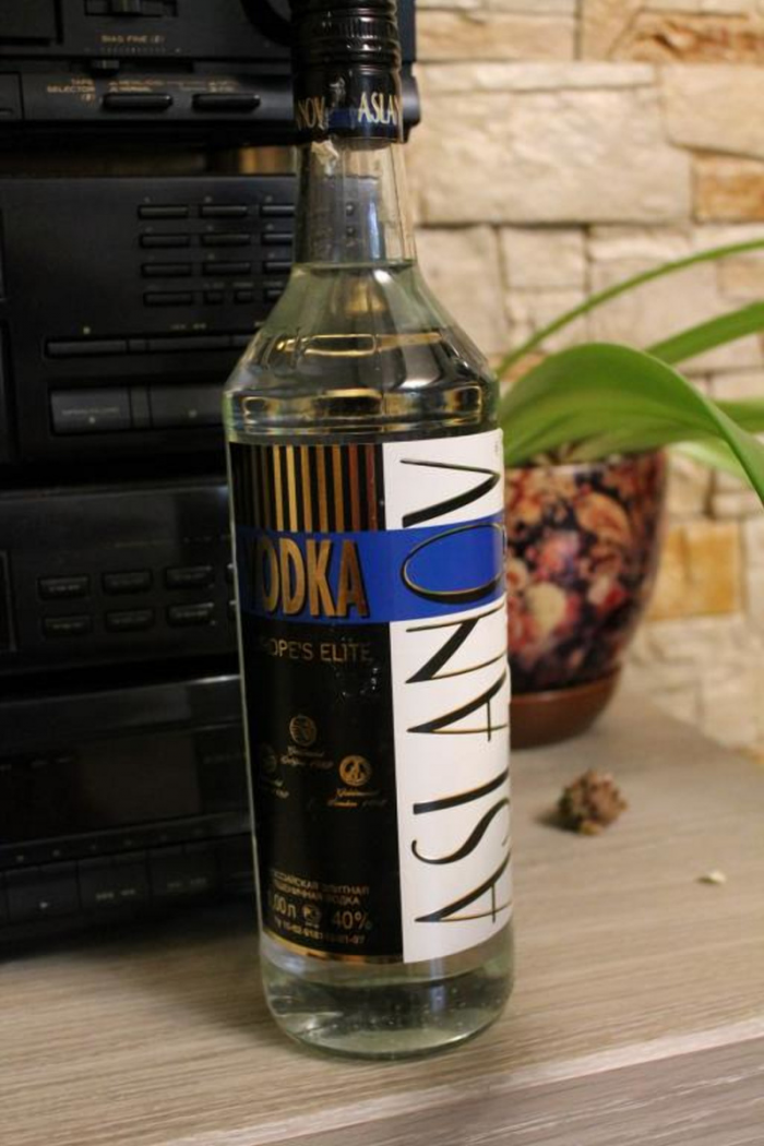 Какая водка была самой популярной в 90-е годы и стояла на столе в Новый год