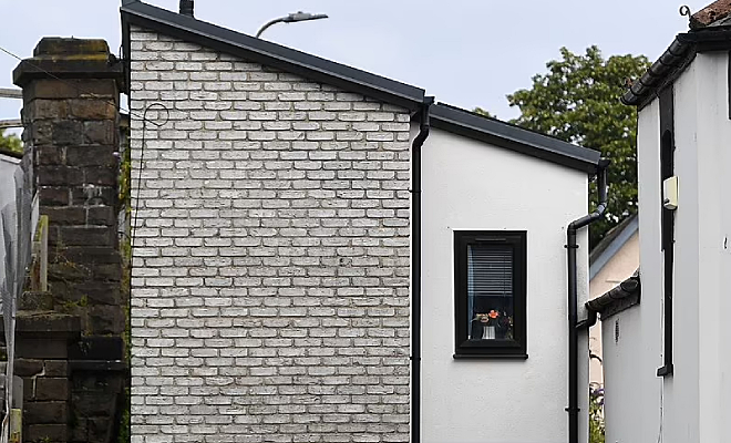 Семья показала, как устроен их быт в доме шириной 3 метра