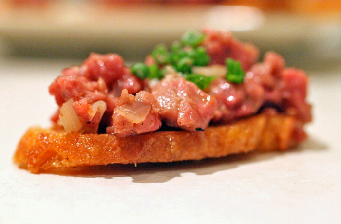 Тартар: кто придумал есть сырое мясо