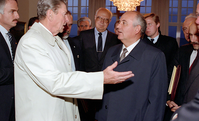 В 1985 году президент США приехал на срочную встречу с Горбачевым. Он просил помощи в защите от инопланетян