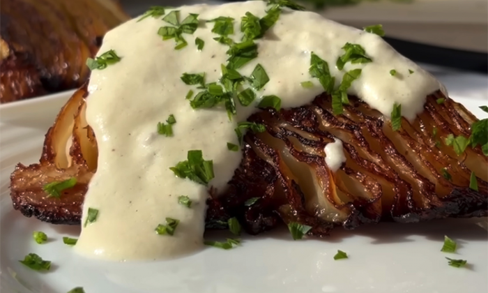 Жарим капусту стейками: под нежным соусом разлетается быстрее мяса