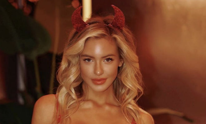 Белокурая нимфа чуть не сорвала съемки, надев слишком яркий купальник