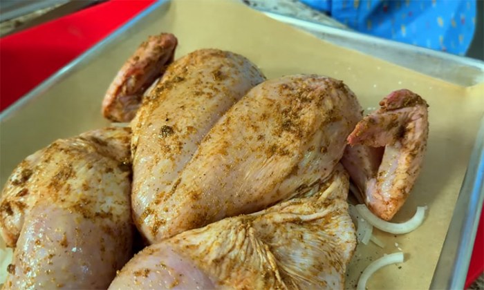 Секрет самой сочной курицы в духовке: запекаем методом «бабочки», получится вкуснее гриля