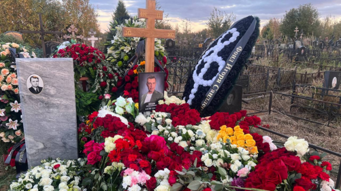 Утонула в цветах: как выглядит могила Сергея Соседова