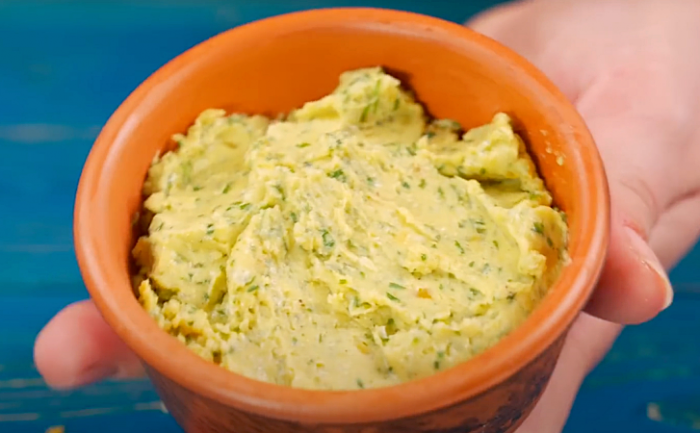 Взяли самый бюджетный сыр и сделали шикарный паштет-намазку. Проще не придумать