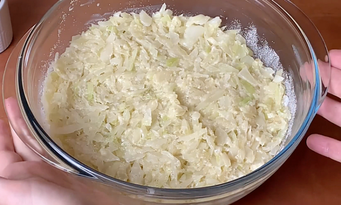 Просто добавьте в капусту ложку манки и у вас есть основа для вкуснейшего пирога