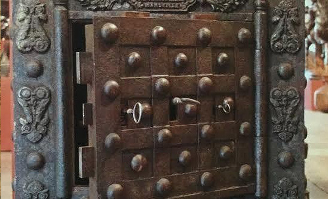 Историк показал сейф из 18 века: поверх замков находится головоломка со скрытыми пазами для ключей