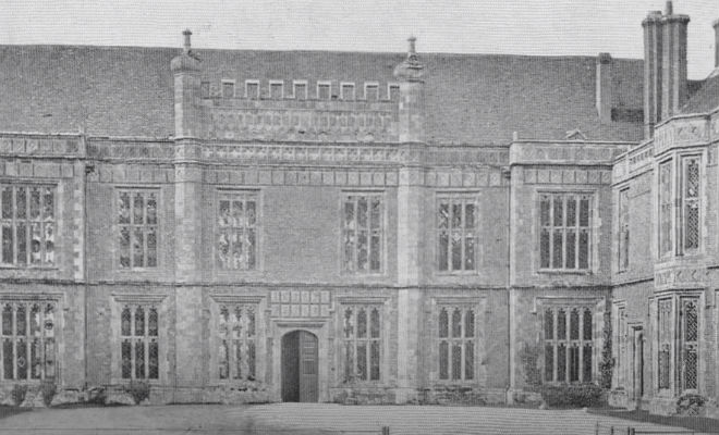 Поисковики нашли на дне озера люк и спустились в подводную комнату, закрытую 130 лет