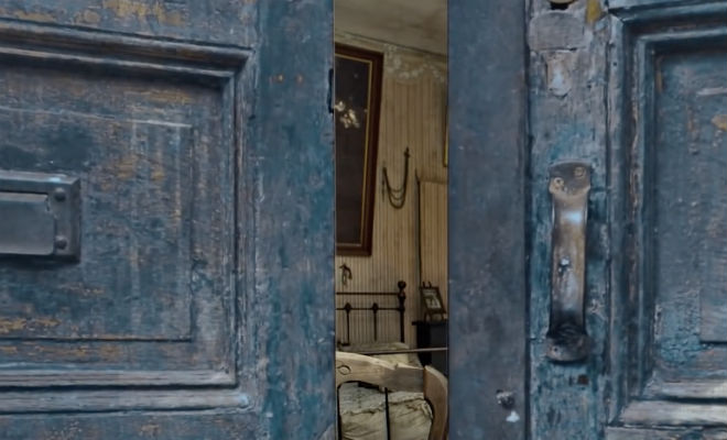 Купили дом и нашли тайную комнату: дверь не открывали 102 года