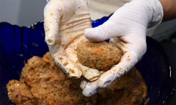 Смешиваем гречку и фарш в пропорции 1:1. Разницы по вкусу не заметно, но теперь котлеты и дешевле, и сочнее