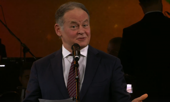 «Слушай, а чего это ты не помогаешь?»