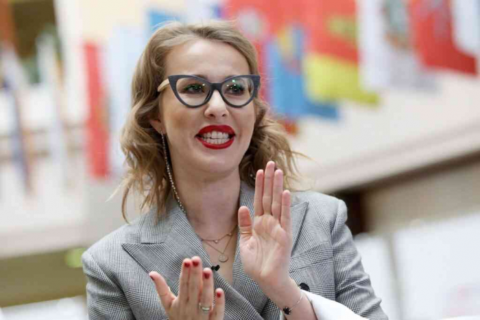 Дом Ксении Собчак в «Горках-8»: минимализм, стекло, сосна и тихая гавань